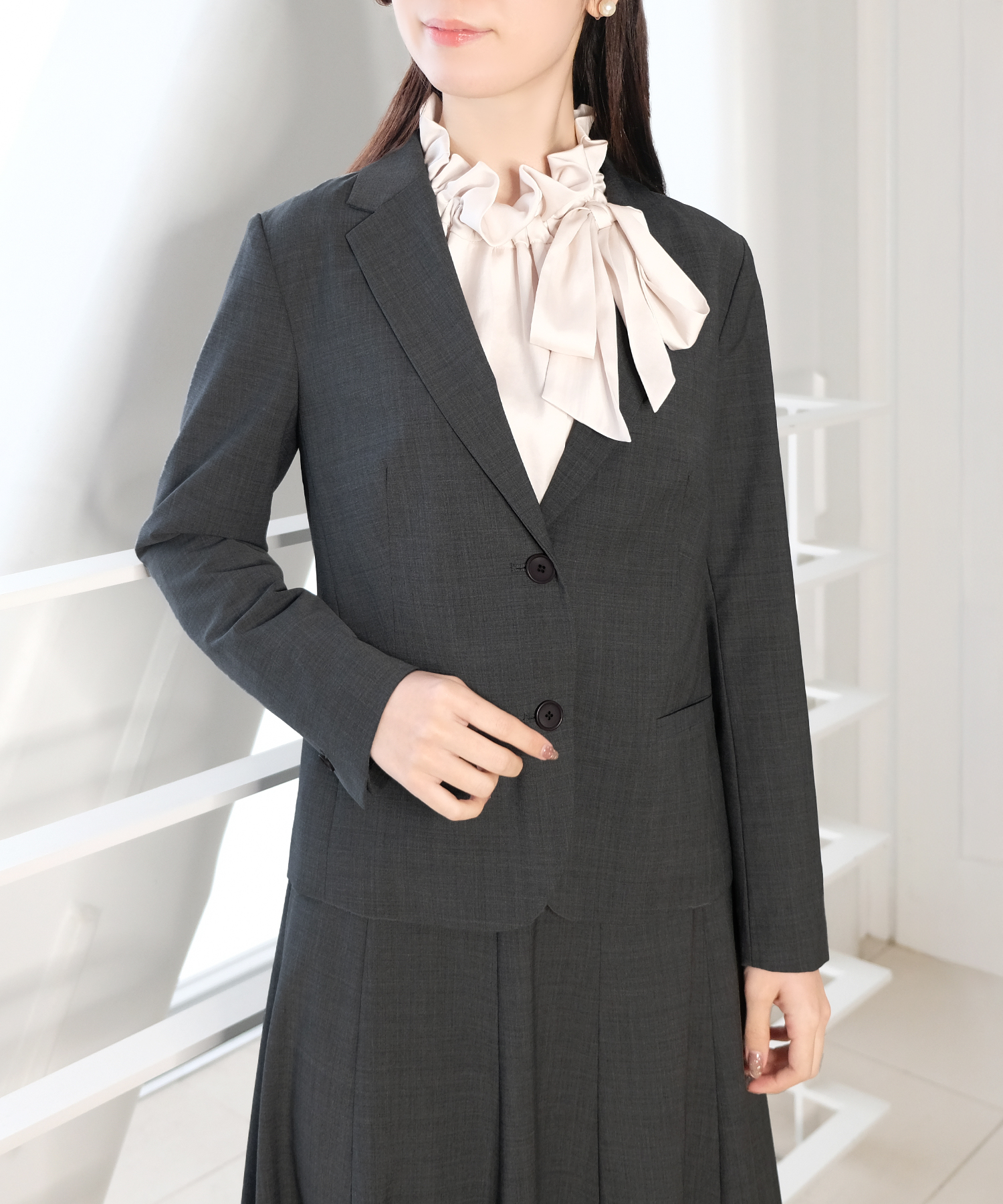 テーラードジャケットとフレアスカート 画像3