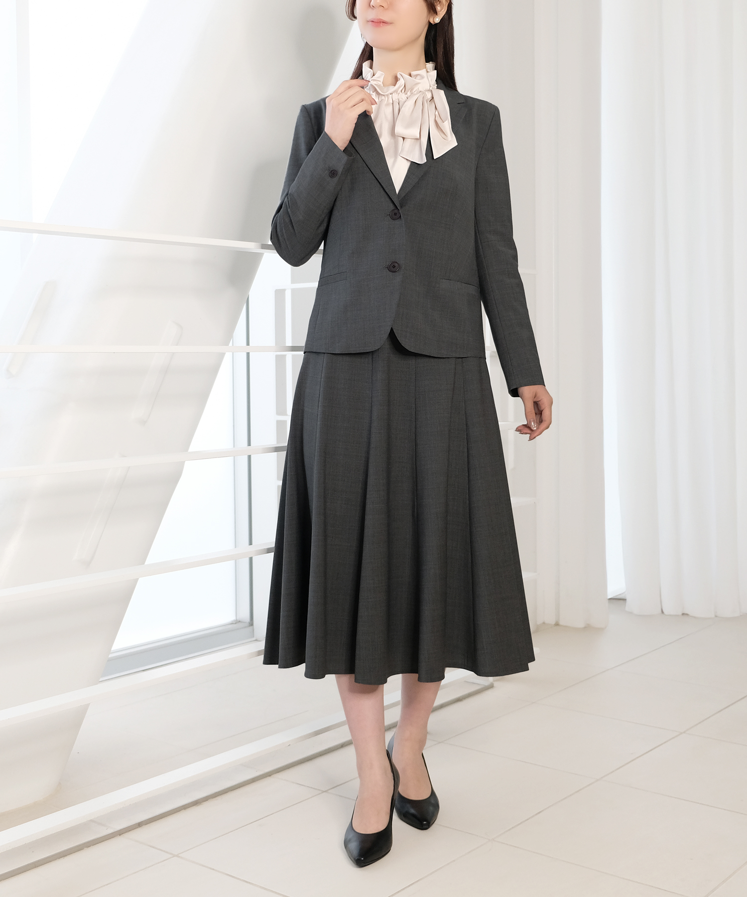 テーラードジャケットとフレアスカート 画像3