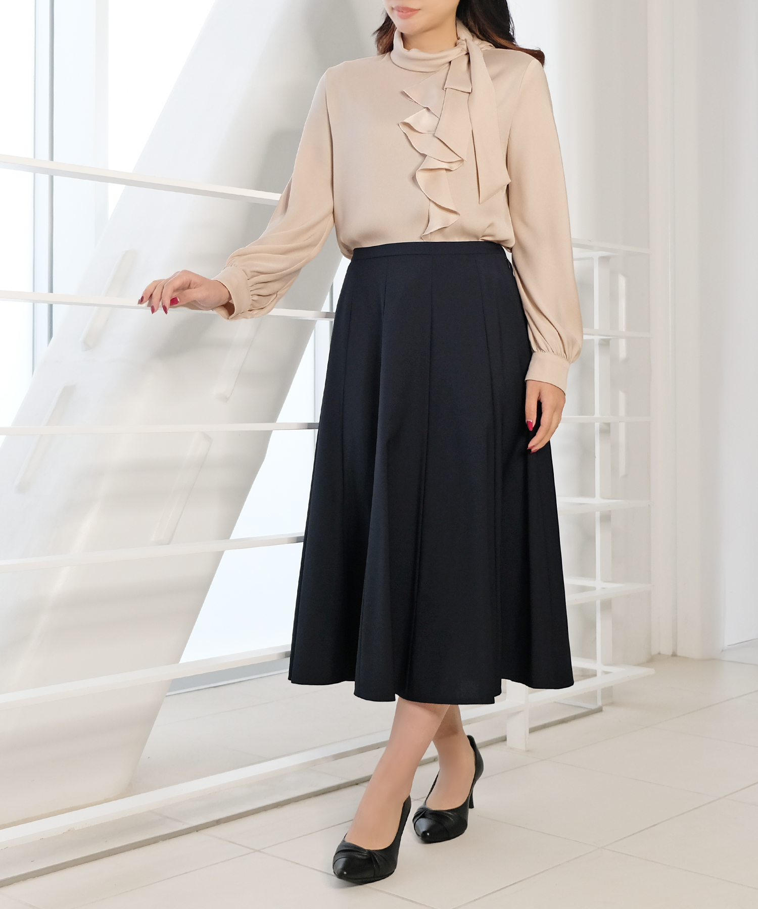 テーラードジャケットとフレアスカート 画像2