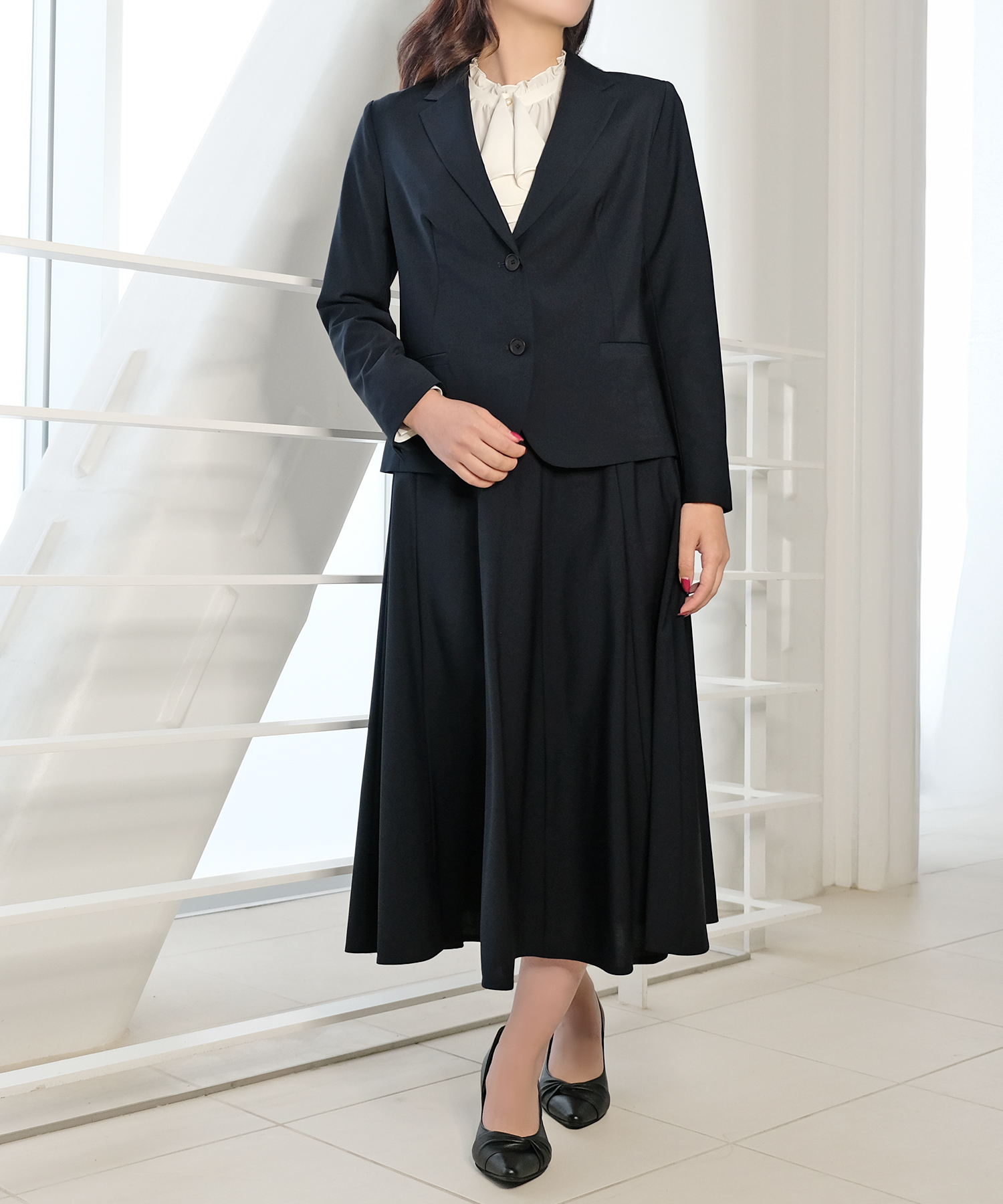 テーラードジャケットとフレアスカート 画像2