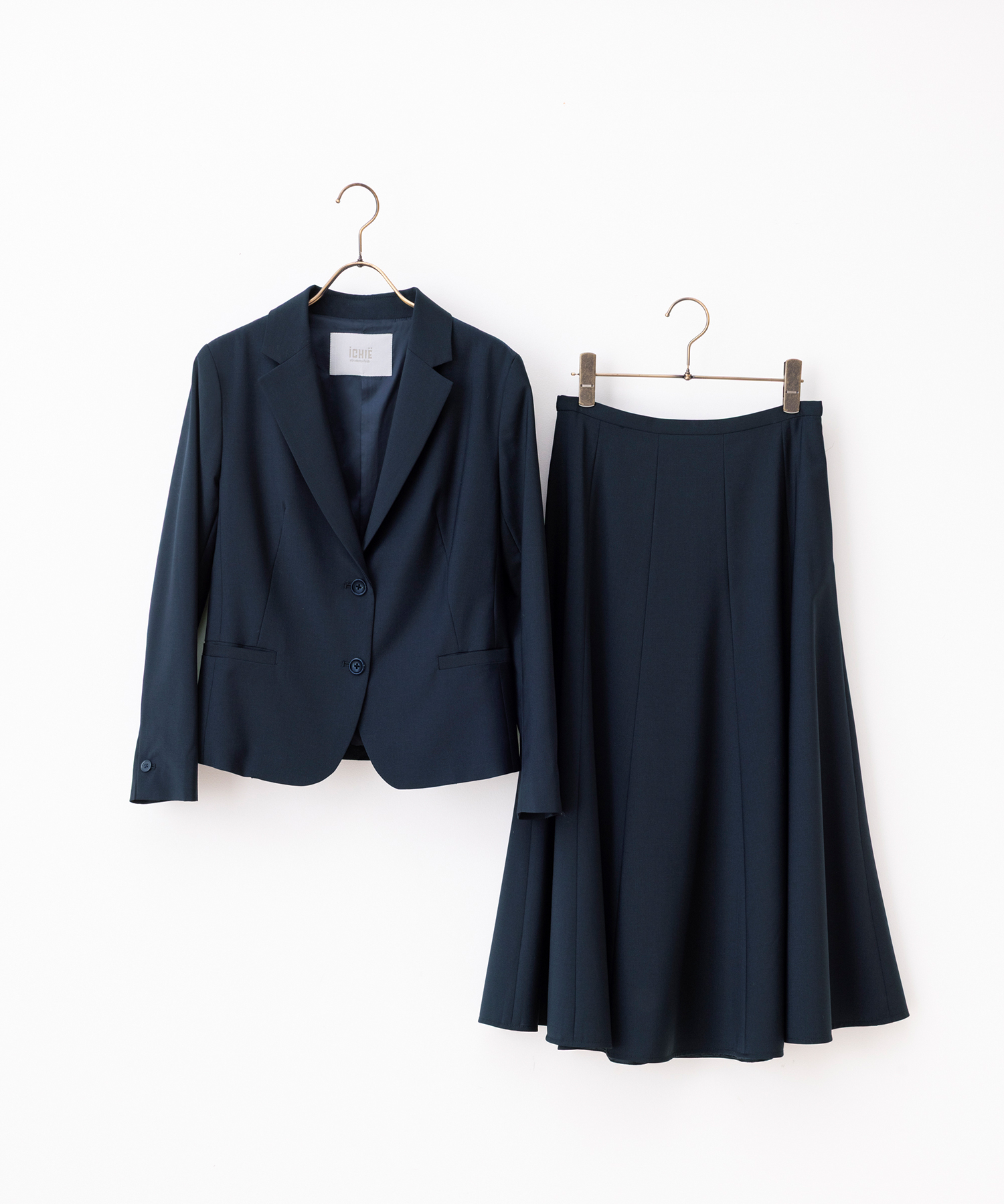 テーラードジャケットとフレアスカート 画像1