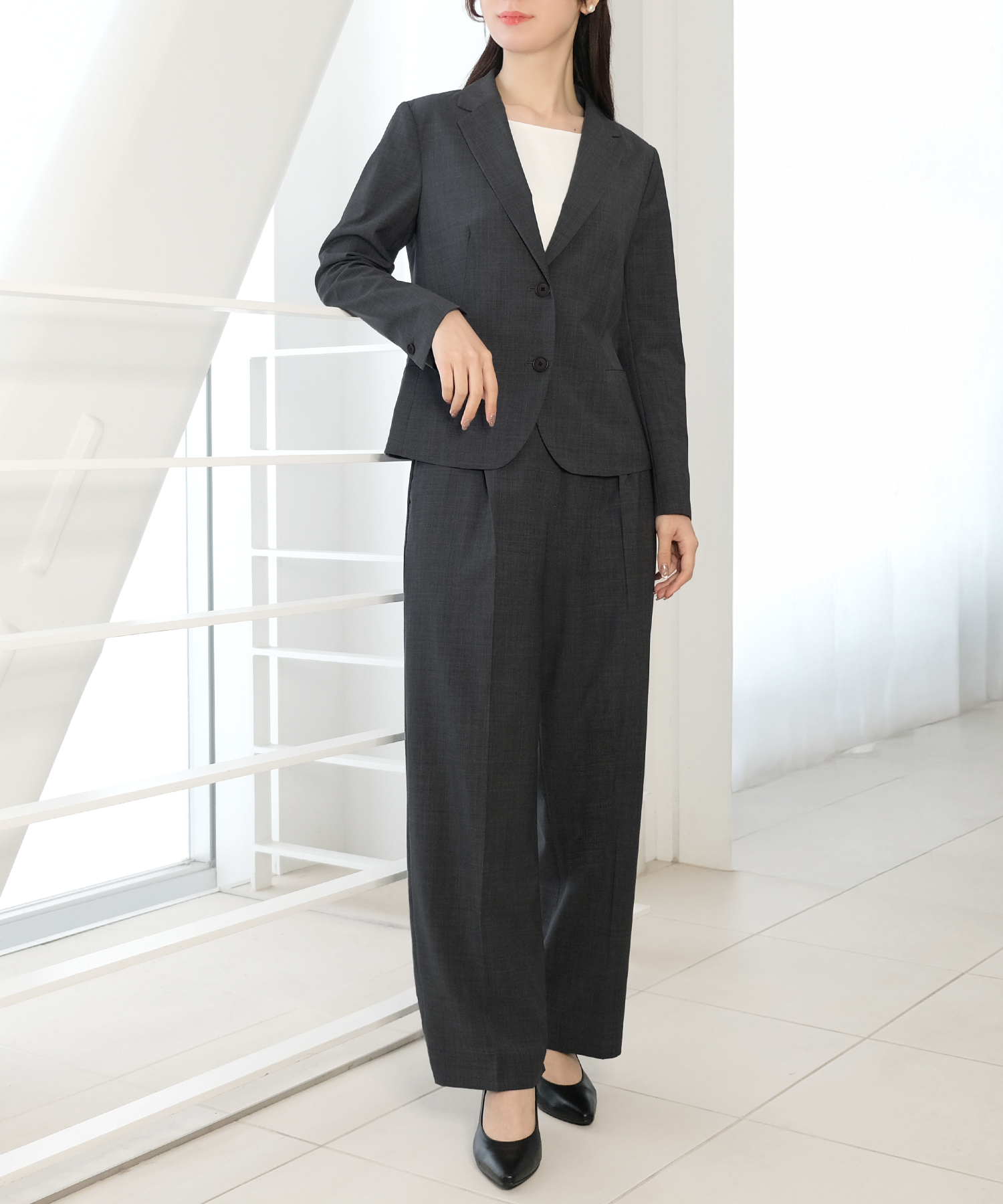 テーラードジャケットとフレアスカート 画像4